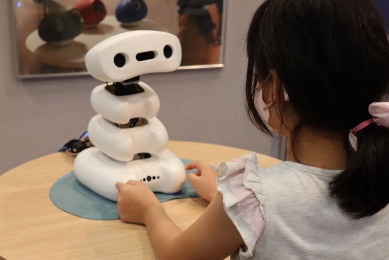 trẻ tương tác với robot Talking Bones trẻ tương tác với robot Talking Bones